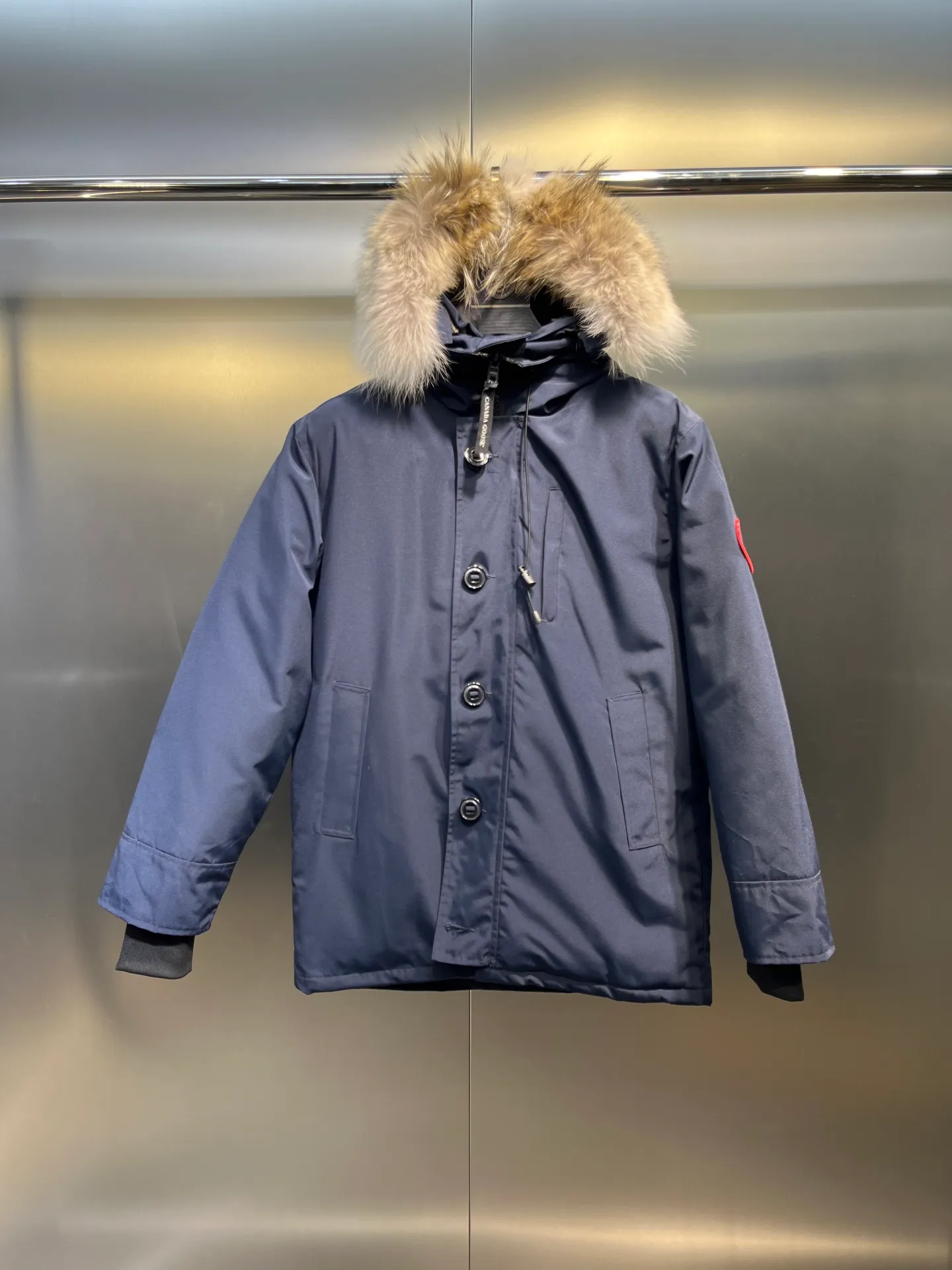P860 Canada Goose model 06, the same model as the famous star, men's and women's models, with cold-proof flannel on the collar, close to the head and neck, comfortable and warm! The fabric is made of high-density nano-level waterproof fabric, which is windproof and wear-resistant and has a certain thickness! Seamless threaded cuffs! Avoid hard knots! It doesn’t matter how low the temperature is this winter, one piece is enough. I’ll give you the wind and temperature! Contains pure duck down, sufficient quantity, unique fashion design + waterproof craft fabric + big brand YKK double zipper pullers, real photos, upright style quality, regardless of the external standard and the internal content, you can feel free to compare it with the softer, easier to wrinkle and lighter version on the market!  size：s-xxl
